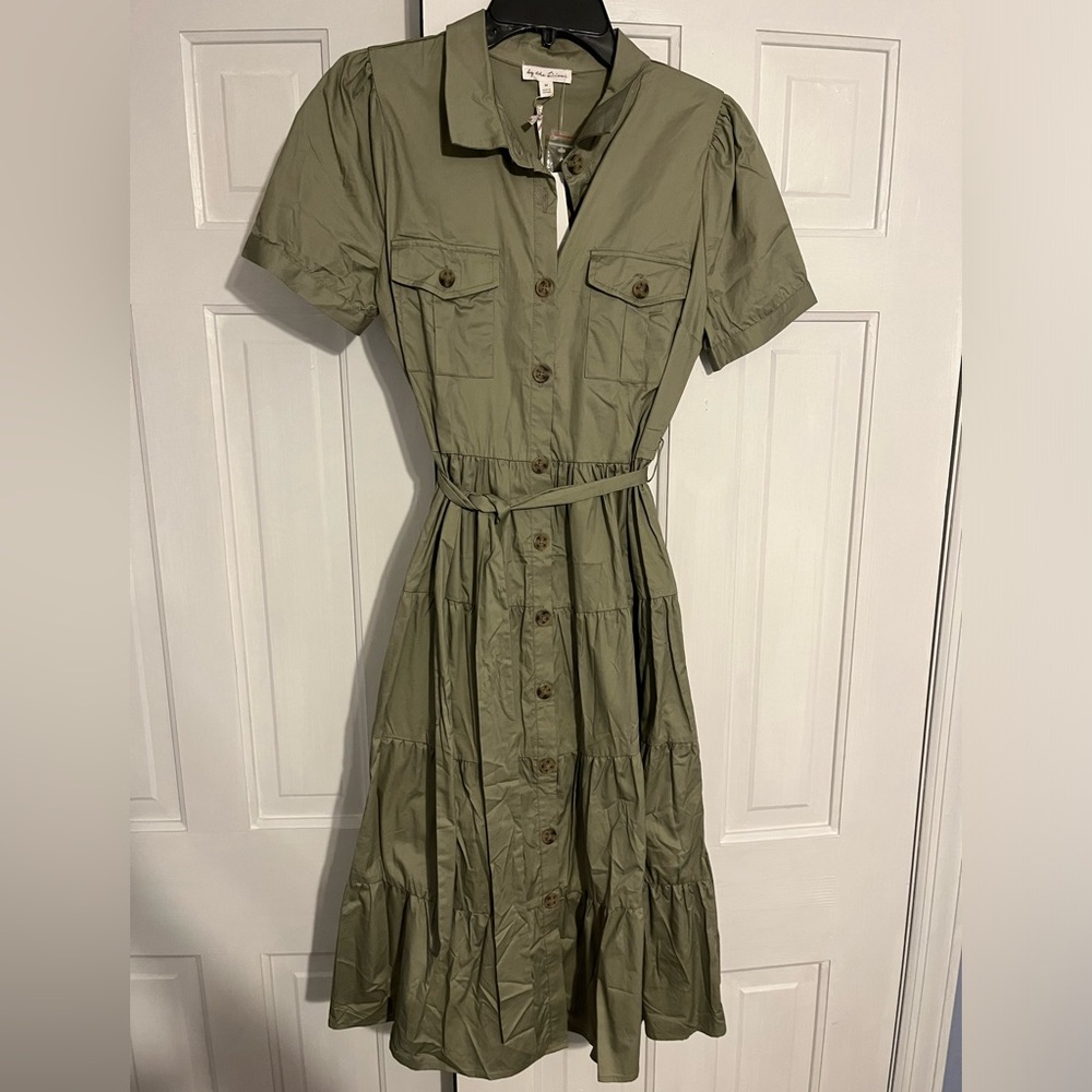 Full button short sleeve green midi dress with tiered bottom size Medium